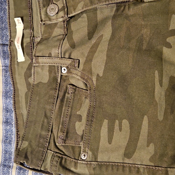 Levi's 711 - Picture 2 of 4